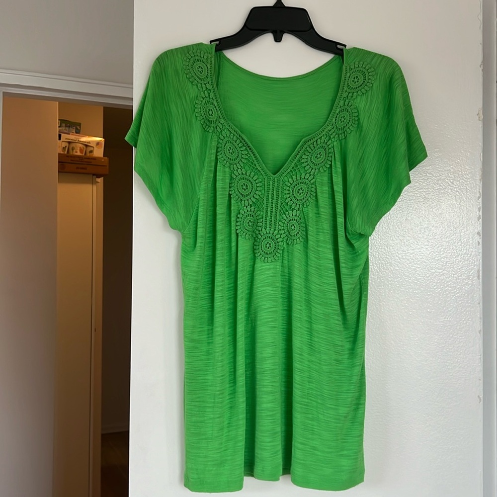 Bright green short raglan sleeve crochet decorated top. 100% viscose. Size L.